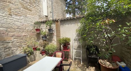 Gramat centre – Maison en pierre de caractère avec agréable cour, commerces à pied.