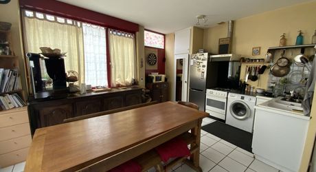 Gramat centre – Maison en pierre de caractère avec agréable cour, commerces à pied.