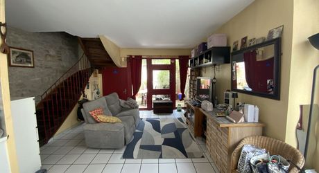 Gramat centre – Maison en pierre de caractère avec agréable cour, commerces à pied.