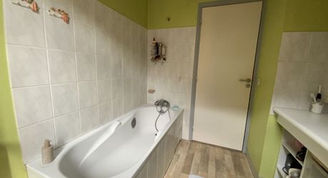 Gramat centre – Maison en pierre de caractère avec agréable cour, commerces à pied.