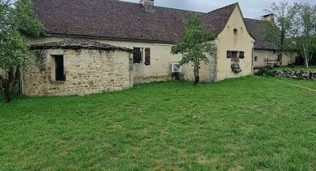 Gramat sector – Authentic Quercy longère in a preserved environment.