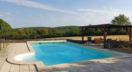 Secteur Gramat, maison de caractère du XIXe siècle avec piscine, dépendances et grange réhabilitable.