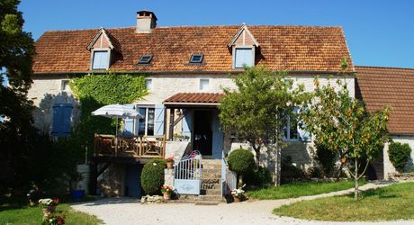 Secteur Gramat, maison de caractère du XIXe siècle avec piscine, dépendances et grange réhabilitable.