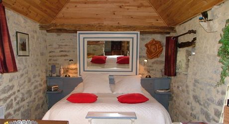 Secteur Gramat, maison de caractère du XIXe siècle avec piscine, dépendances et grange réhabilitable.