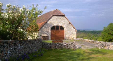 Secteur Gramat, maison de caractère du XIXe siècle avec piscine, dépendances et grange réhabilitable.