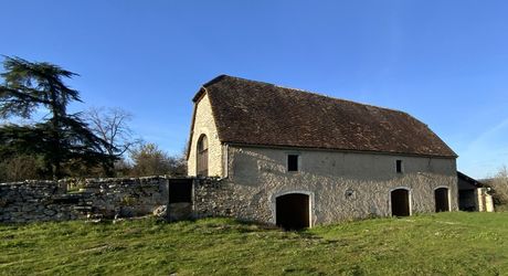 Secteur Gramat, maison de caractère du XIXe siècle avec piscine, dépendances et grange réhabilitable.