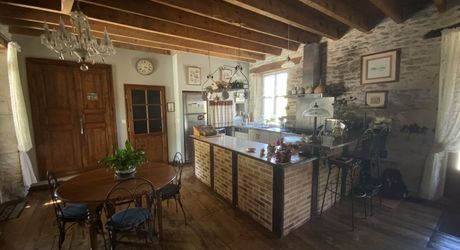 Secteur Gramat, maison de caractère du XIXe siècle avec piscine, dépendances et grange réhabilitable.