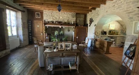Secteur Gramat, maison de caractère du XIXe siècle avec piscine, dépendances et grange réhabilitable.