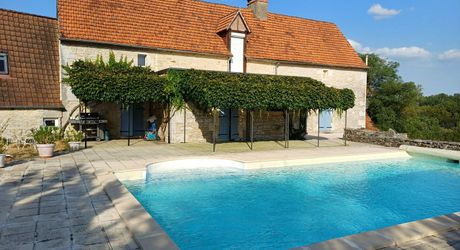 Secteur Gramat, maison de caractère du XIXe siècle avec piscine, dépendances et grange réhabilitable.