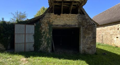  Secteur Gramat – Deux belles granges en pierre à réhabiliter, dans un environnement de charme