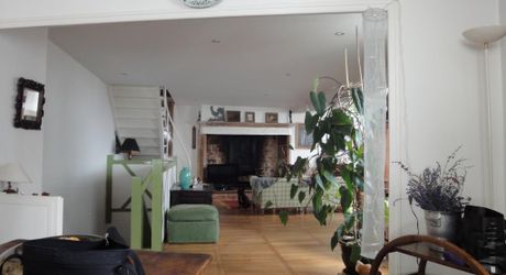 Centre Ville, maison en pierre et colombages du 13ème siècle avec toit terrasse.