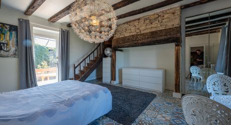 GOURDON- Ravissante maison en pierre restaurée – 180 m² habitables – Terrain de 7000 m² – Vue dégagée