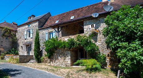 GOURDON- Ravissante maison en pierre restaurée – 180 m² habitables – Terrain de 7000 m² – Vue dégagée