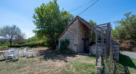 GOURDON- Ravissante maison en pierre restaurée – 180 m² habitables – Terrain de 7000 m² – Vue dégagée