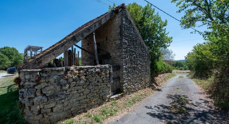 GOURDON- Ravissante maison en pierre restaurée – 180 m² habitables – Terrain de 7000 m² – Vue dégagée