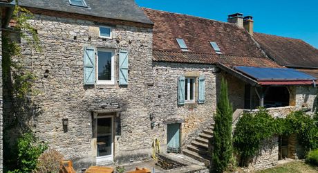 GOURDON- Ravissante maison en pierre restaurée – 180 m² habitables – Terrain de 7000 m² – Vue dégagée