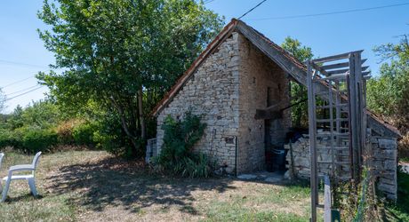 GOURDON- Ravissante maison en pierre restaurée – 180 m² habitables – Terrain de 7000 m² – Vue dégagée