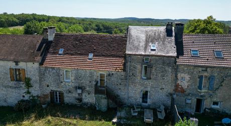 GOURDON- Ravissante maison en pierre restaurée – 180 m² habitables – Terrain de 7000 m² – Vue dégagée