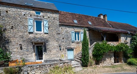 GOURDON- Ravissante maison en pierre restaurée – 180 m² habitables – Terrain de 7000 m² – Vue dégagée