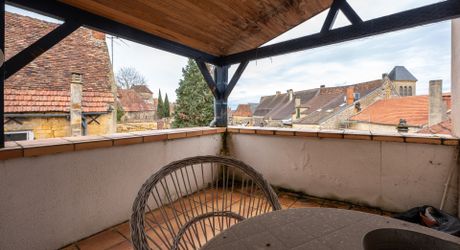 Gourdon, Immeuble avec commerce, cabinet professionnel et grand appartement.