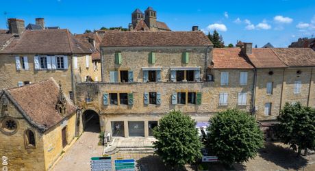 Gourdon, Immeuble avec commerce, cabinet professionnel et grand appartement.