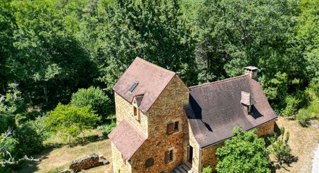 Entre Sarlat et Gourdon, Situation isolée et calme assuré pour cette Maison en pierre sur 2ha43 boisés