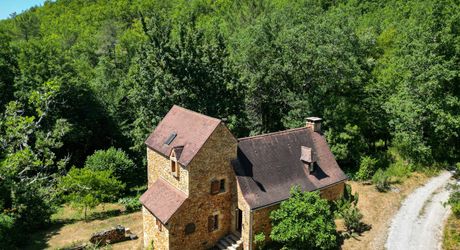Entre Sarlat et Gourdon, Situation isolée et calme assuré pour cette Maison en pierre sur 2ha43 boisés