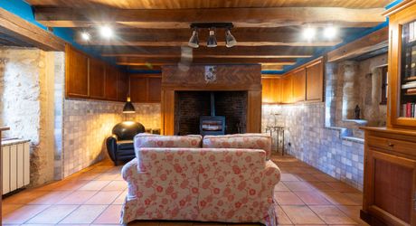 Entre Sarlat et Gourdon, Situation isolée et calme assuré pour cette Maison en pierre sur 2ha43 boisés