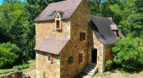 Entre Sarlat et Gourdon, Situation isolée et calme assuré pour cette Maison en pierre sur 2ha43 boisés