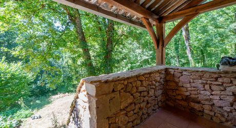 Entre Sarlat et Gourdon, Situation isolée et calme assuré pour cette Maison en pierre sur 2ha43 boisés