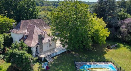 GOURDON- Grande et lumineuse Maison en pierre crépie 4 chambres sur 2ha48 boisés avec piscine.