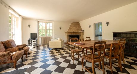GOURDON- Grande et lumineuse Maison en pierre crépie 4 chambres sur 2ha48 boisés avec piscine.