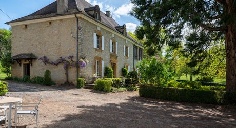 Secteur Cazals, au calme, Magnifique propriété de caractère avec gîte, piscine, étang et dépendances sur 4,7 hectares.