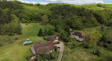 Secteur Cazals, au calme, Magnifique propriété de caractère avec gîte, piscine, étang et dépendances sur 4,7 hectares.