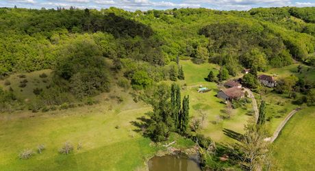 Secteur Cazals, au calme, Magnifique propriété de caractère avec gîte, piscine, étang et dépendances sur 4,7 hectares.
