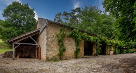 Secteur Cazals, au calme, Magnifique propriété de caractère avec gîte, piscine, étang et dépendances sur 4,7 hectares.