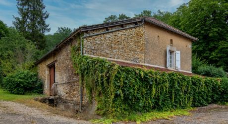 Secteur Cazals, au calme, Magnifique propriété de caractère avec gîte, piscine, étang et dépendances sur 4,7 hectares.