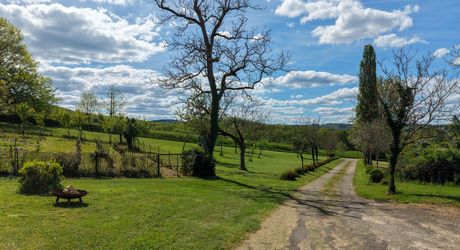 Secteur Cazals, au calme, Magnifique propriété de caractère avec gîte, piscine, étang et dépendances sur 4,7 hectares.