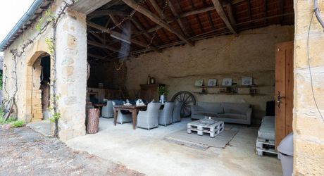 Secteur Cazals, au calme, Magnifique propriété de caractère avec gîte, piscine, étang et dépendances sur 4,7 hectares.