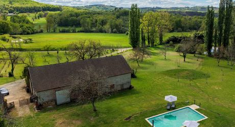 Secteur Cazals, au calme, Magnifique propriété de caractère avec gîte, piscine, étang et dépendances sur 4,7 hectares.