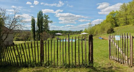 Secteur Cazals, au calme, Magnifique propriété de caractère avec gîte, piscine, étang et dépendances sur 4,7 hectares.