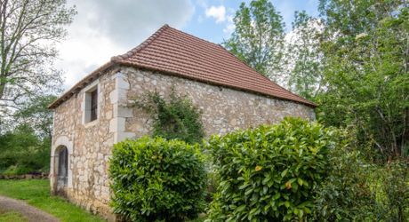 Moulin rénové + grange sur 7000m² de prairie + ruisseau