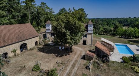 EXCLUSIVITE- Secteur GOURDON - Maison, Gîte et grange sur 1ha6 avec piscine.