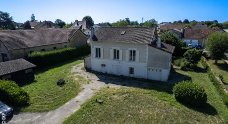 Salignac, Grande maison de ville 6 chambres, jardin clos.