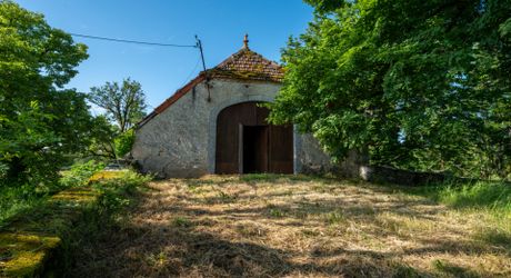 Coeur de Causse, maison et grange en situation isolée sur 4150m² de terrain clos.