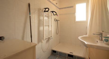 Dordogne Valley, 4-bedroom house with detached garage.