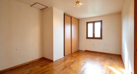 Dordogne Valley, 4-bedroom house with detached garage.