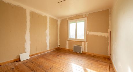 Dordogne Valley, 4-bedroom house with detached garage.