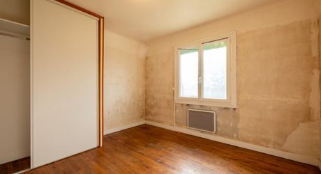 Dordogne Valley, 4-bedroom house with detached garage.