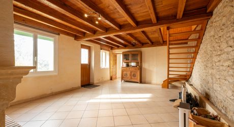Dordogne Valley, 4-bedroom house with detached garage.